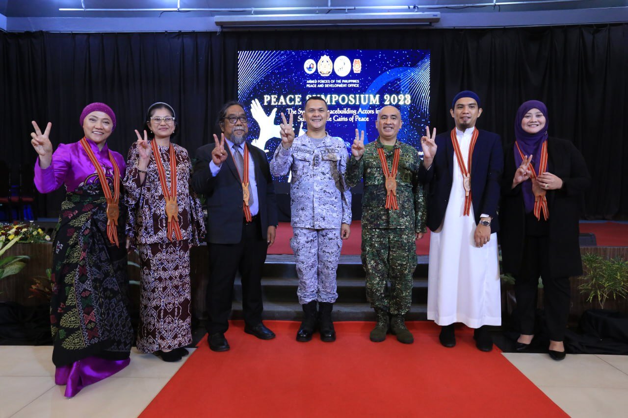 The speakers with the Chief, AFPPDO, Capt Norsal Dimaporo PN and The Deputy Chief of Staff, AFP, LtGen Charlton Sean Gaerlan PN(M) during the Peace Symposium 2023 in Camp Aguinaldo, Quezon City. (Photo by PO3 Viluan PN (Ret) /PAOAFP)