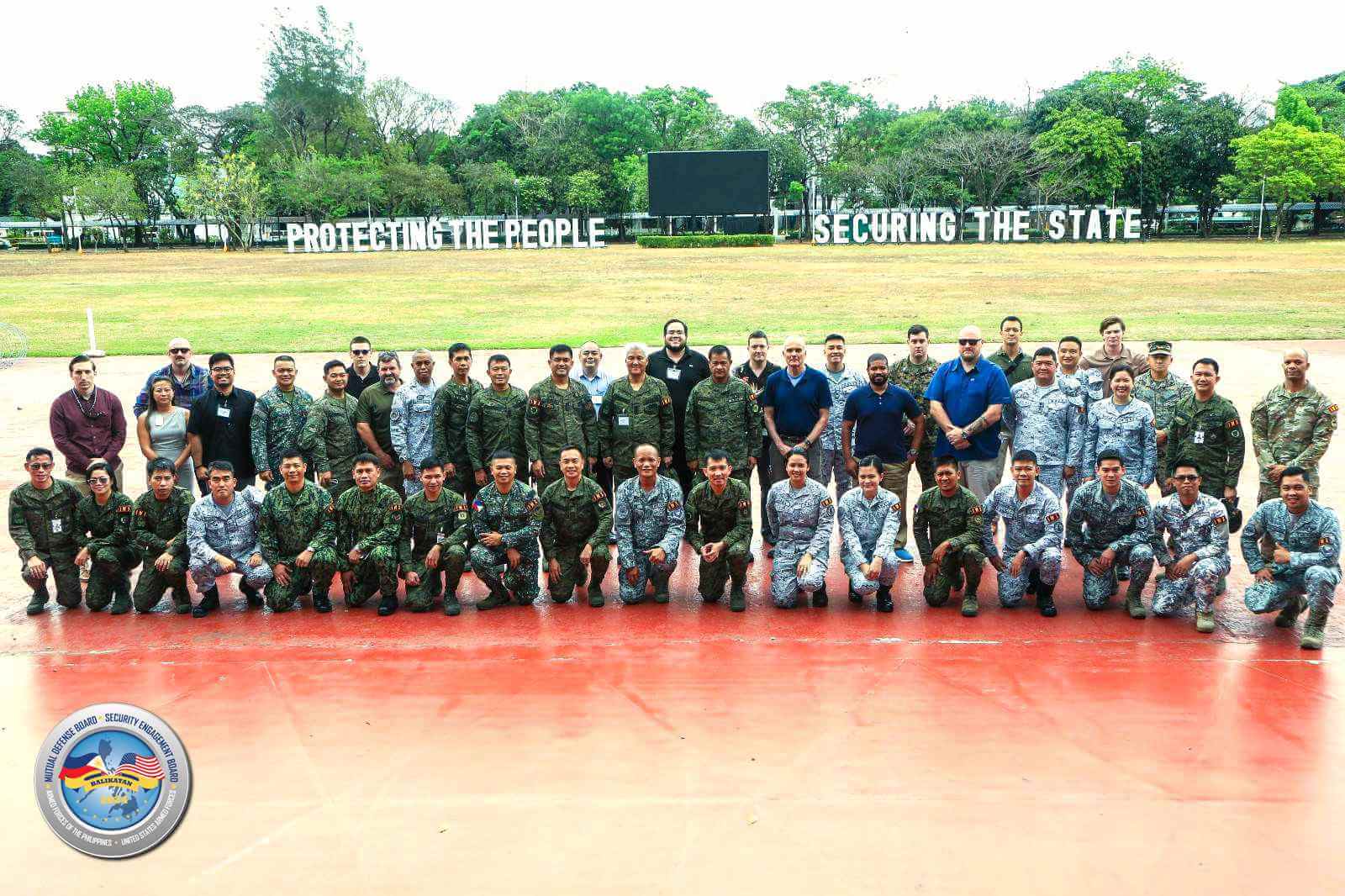 Participants of the Information Warfighter Exercise and Balikatan 39-2024 Exercise Director, Maj. Gen. Arvin Licudine, pose for a photo in Camp Aguinaldo, Quezon City.  📷SSg Amagan/PAOAFP
