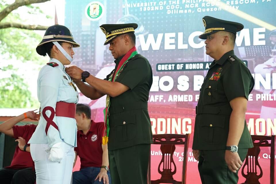 CSAFP leads awarding ceremony for outgoing UP ROTC cadet officers