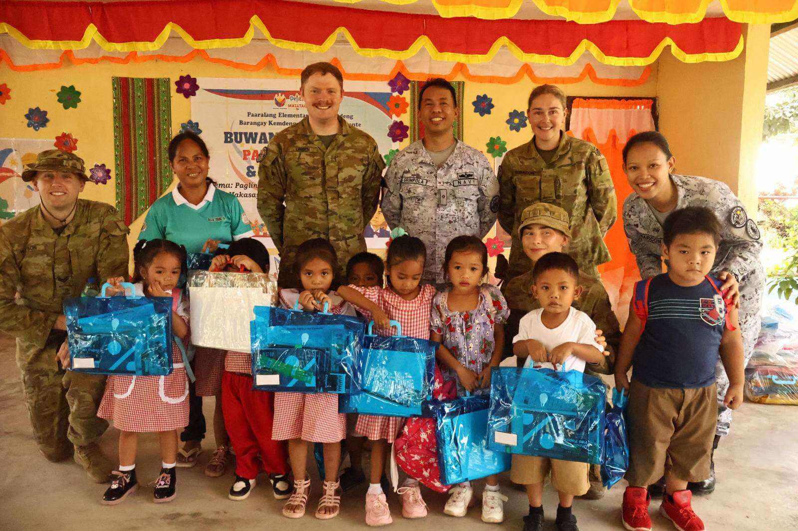 Philippine, Australian Troops Share School Supplies with Students in Palawan