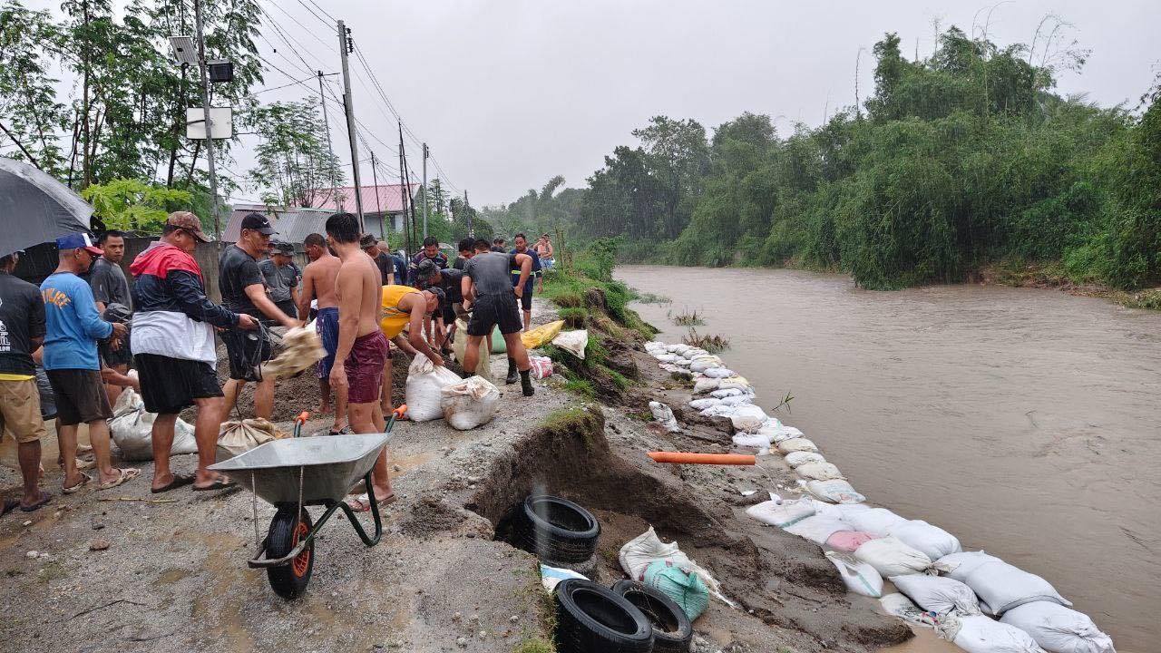 Philippine Army, LGU Team Up to Restore Damaged Embankment in Floridablanca