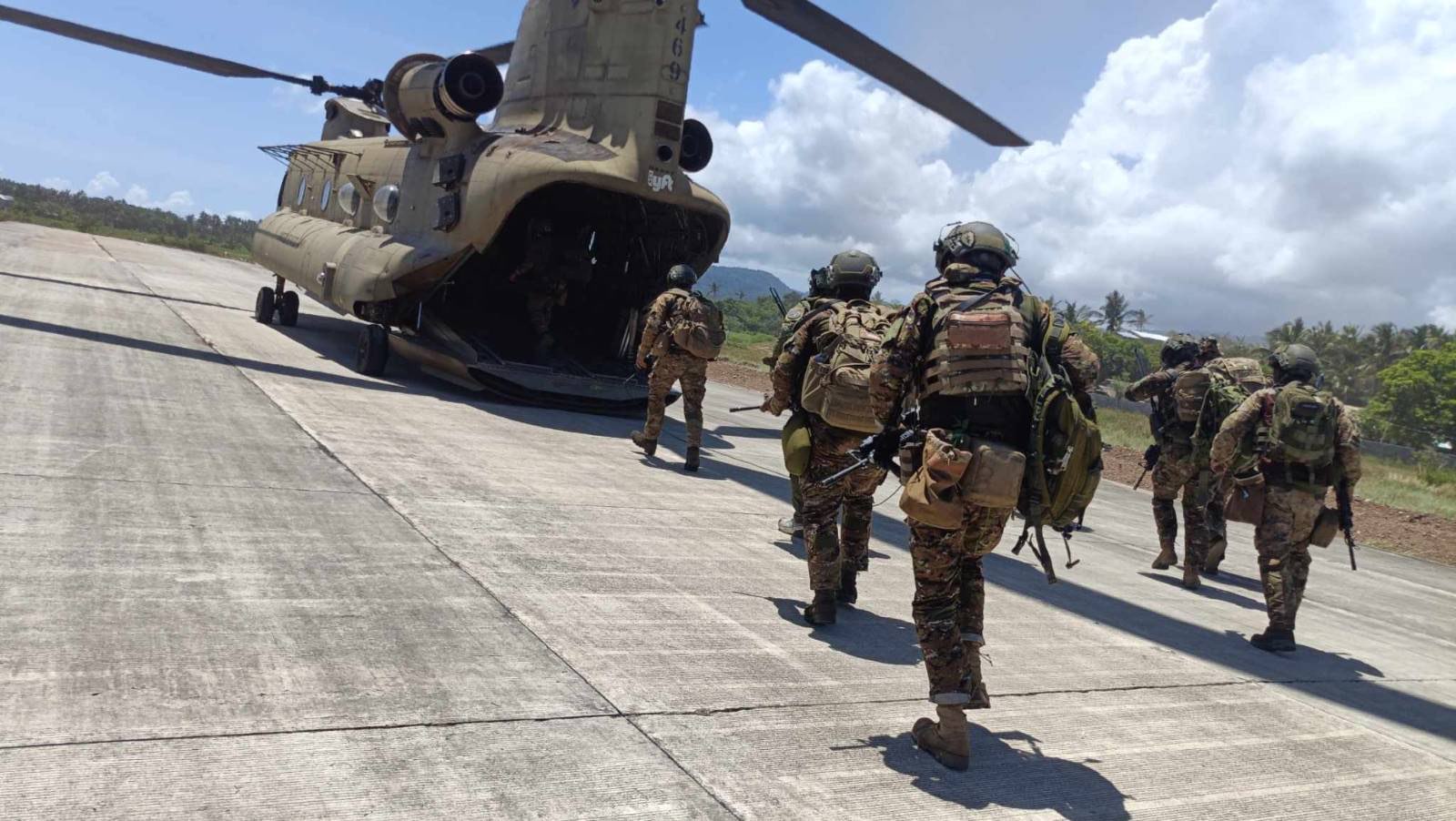 PH-US Armies showcase air assault and airport seizure in Calayan