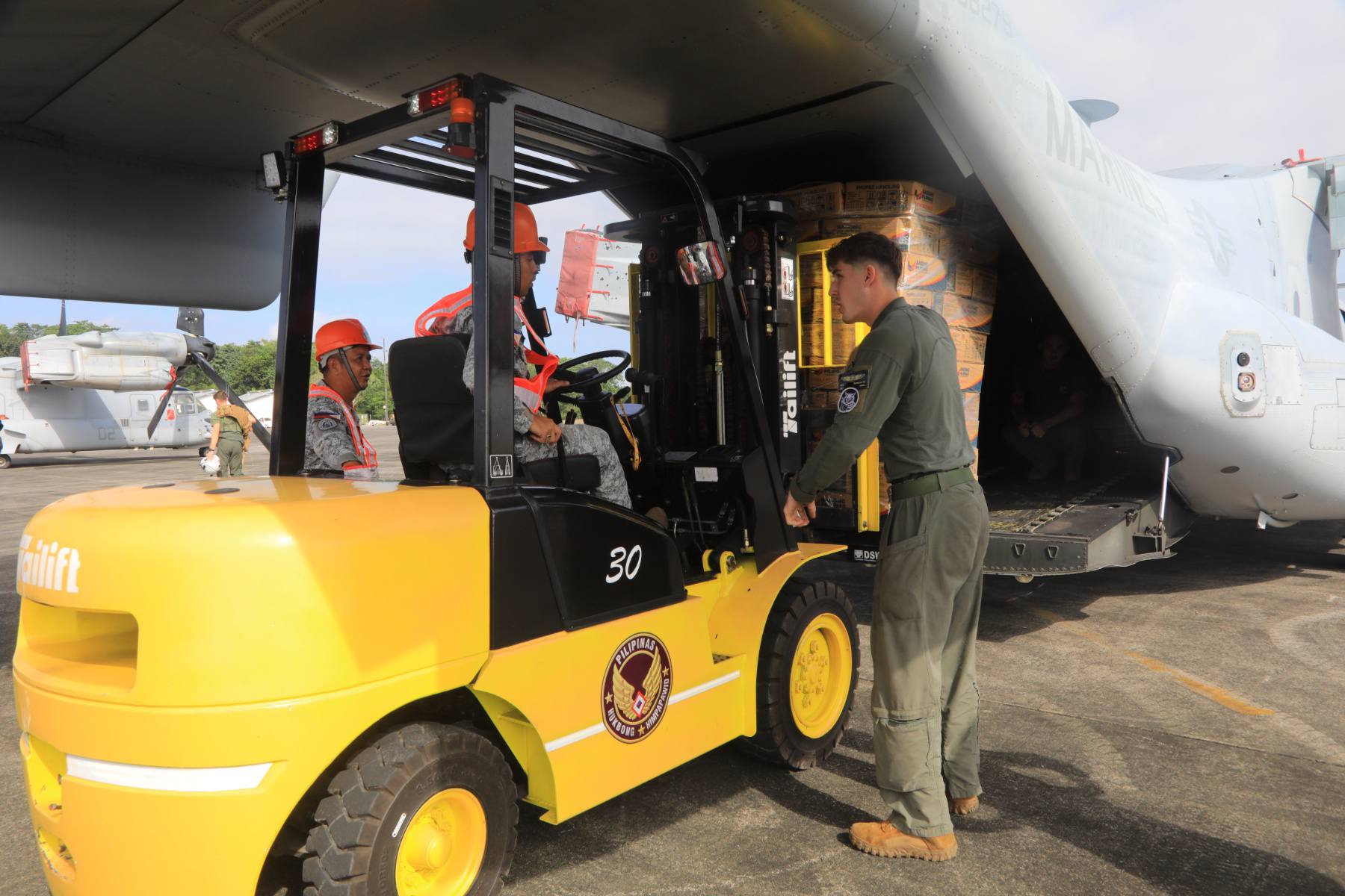 AFP, US forces work together for faster delivery of relief goods to Catanduanes