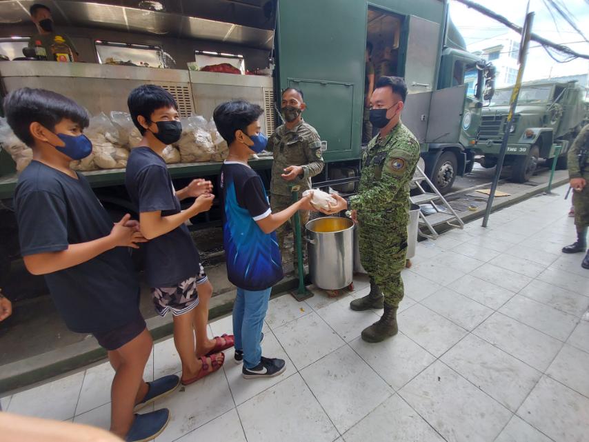 AFP Mobile Kitchen in Cebu receives donations from San Miguel Foundation