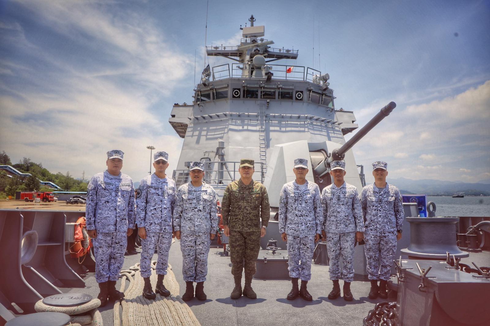 AFP Chief inspects Naval Warships in Subic